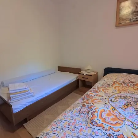 Lila Mit Meerblick Am Ca 180 Meter Luftlinie Vom Apartmán Sibinj Krmpotski