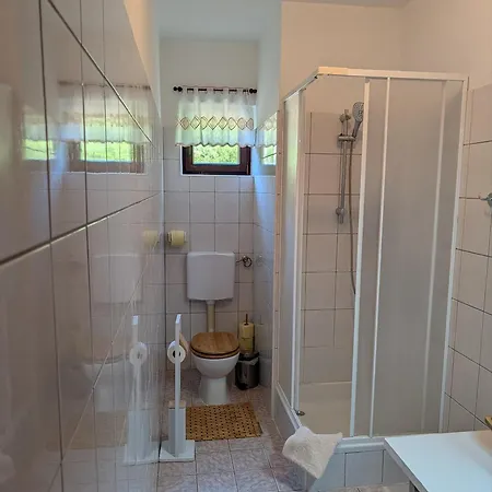 Lila Mit Meerblick Am Ca 180 Meter Luftlinie Vom Apartmán Sibinj Krmpotski
