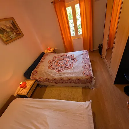 Lila Mit Meerblick Am Ca 180 Meter Luftlinie Vom Apartmán Sibinj Krmpotski
