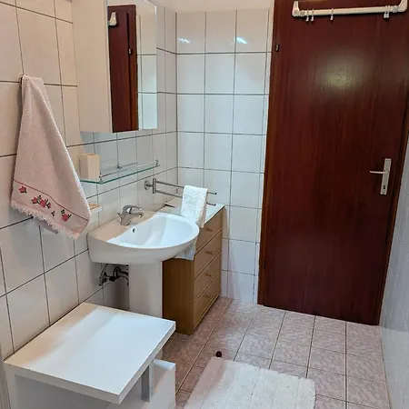 Apartmán Lila Mit Meerblick Am Ca 180 Meter Luftlinie Vom Sibinj Krmpotski